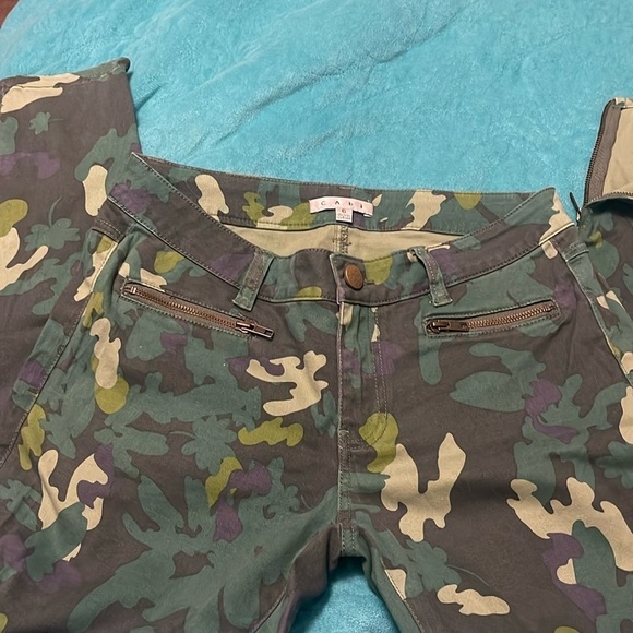 Cabi Clover Island Style Bright Camouflage Style Jeans w Ankle Zippers women’s 6 - Picture 1 of 15